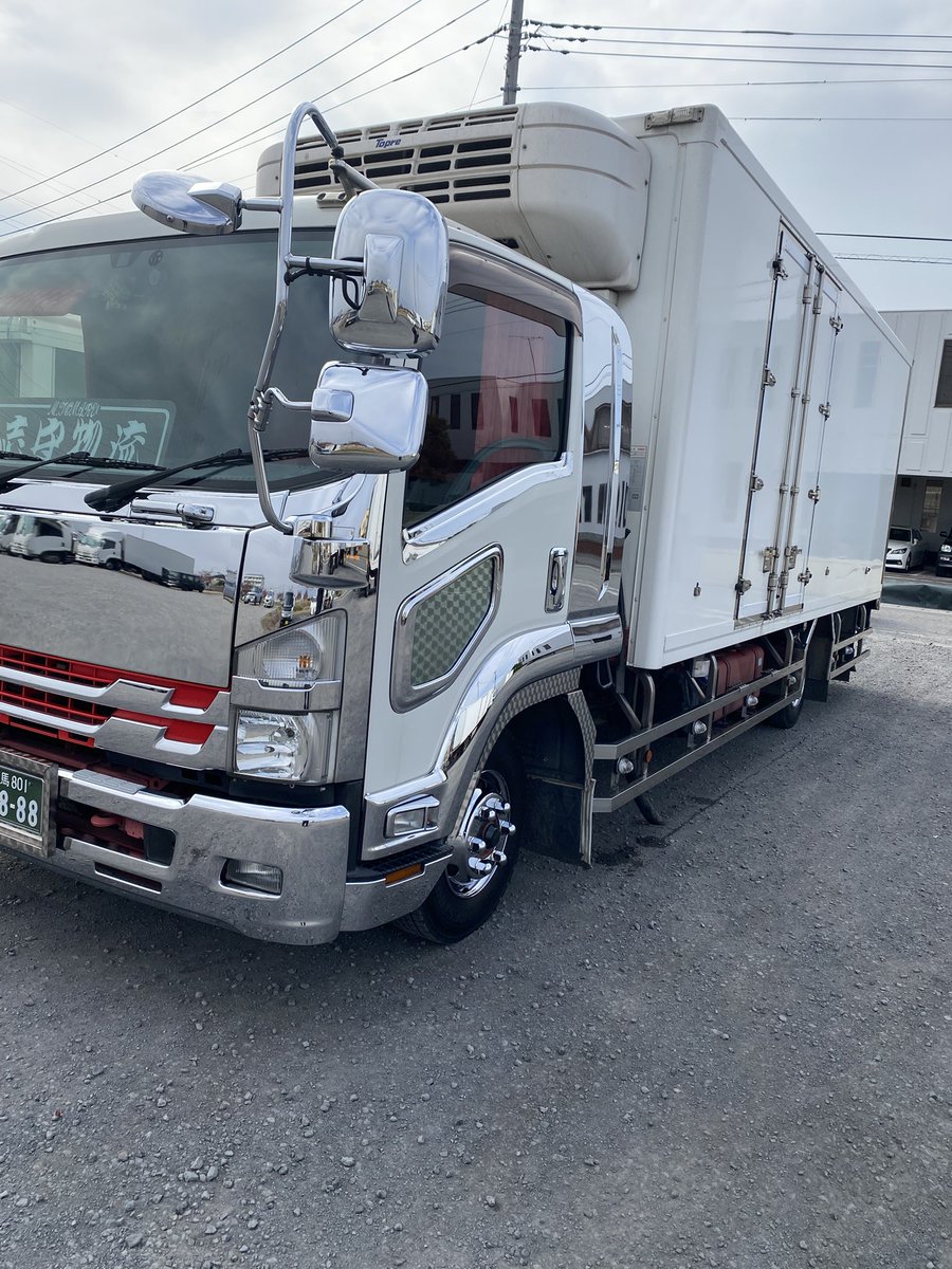 trd0SWhfZPJr8ey's tweet photo. 市場でトラック軽く拭いてたら市場のおっさんが来て何言うんかと思ったら不機嫌な顔して
そんなに洗車してるとメッキが剥がれるよとか言われたんだけど😇
別に好きでやってるんだからほっといてくれよ✌️ https://t.co/UIj3kH4KBD