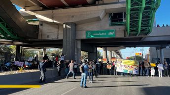 LoQuePasaEnNL's tweet photo. Estudiantes explotan por mala calidad del aire y movilidad, otro problema para el gobernador y con un sector de la población que ufff, la comunidad estudiantil que bloquea la Avenida Universidad y permite el paso a usuarios en la estacion del metro. https://t.co/cPrjpDsrEm