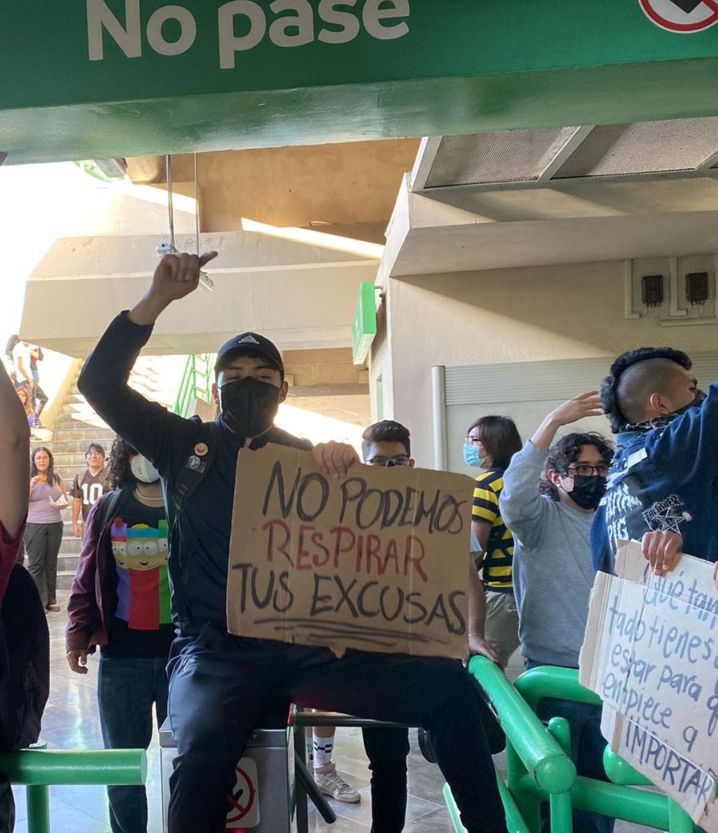 LoQuePasaEnNL's tweet photo. Estudiantes explotan por mala calidad del aire y movilidad, otro problema para el gobernador y con un sector de la población que ufff, la comunidad estudiantil que bloquea la Avenida Universidad y permite el paso a usuarios en la estacion del metro. https://t.co/cPrjpDsrEm