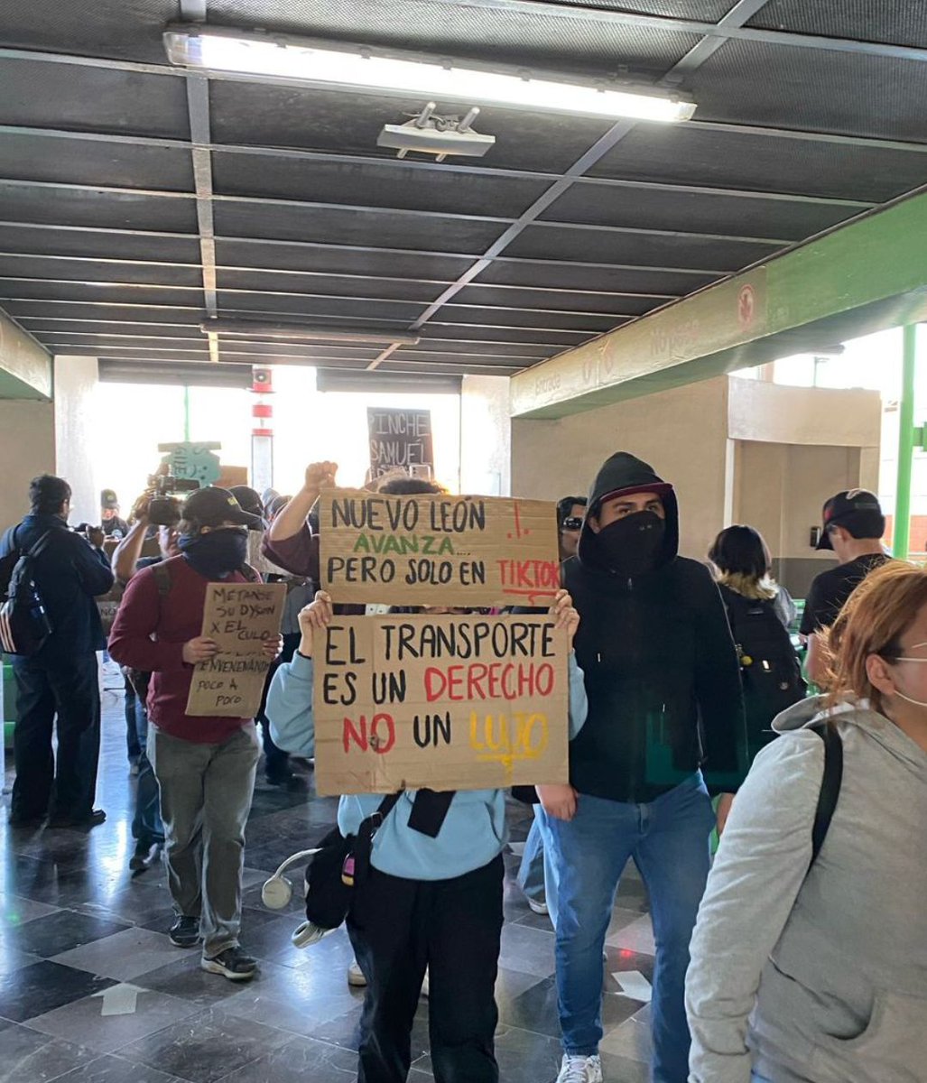 LoQuePasaEnNL's tweet photo. Estudiantes explotan por mala calidad del aire y movilidad, otro problema para el gobernador y con un sector de la población que ufff, la comunidad estudiantil que bloquea la Avenida Universidad y permite el paso a usuarios en la estacion del metro. https://t.co/cPrjpDsrEm