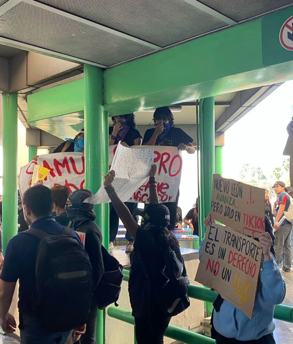 Estudiantes explotan por mala calidad del aire y movilidad, otro problema para el gobernador y con un sector de la población que ufff, la comunidad estudiantil que bloquea la Avenida Universidad y permite el paso a usuarios en la estacion del metro.