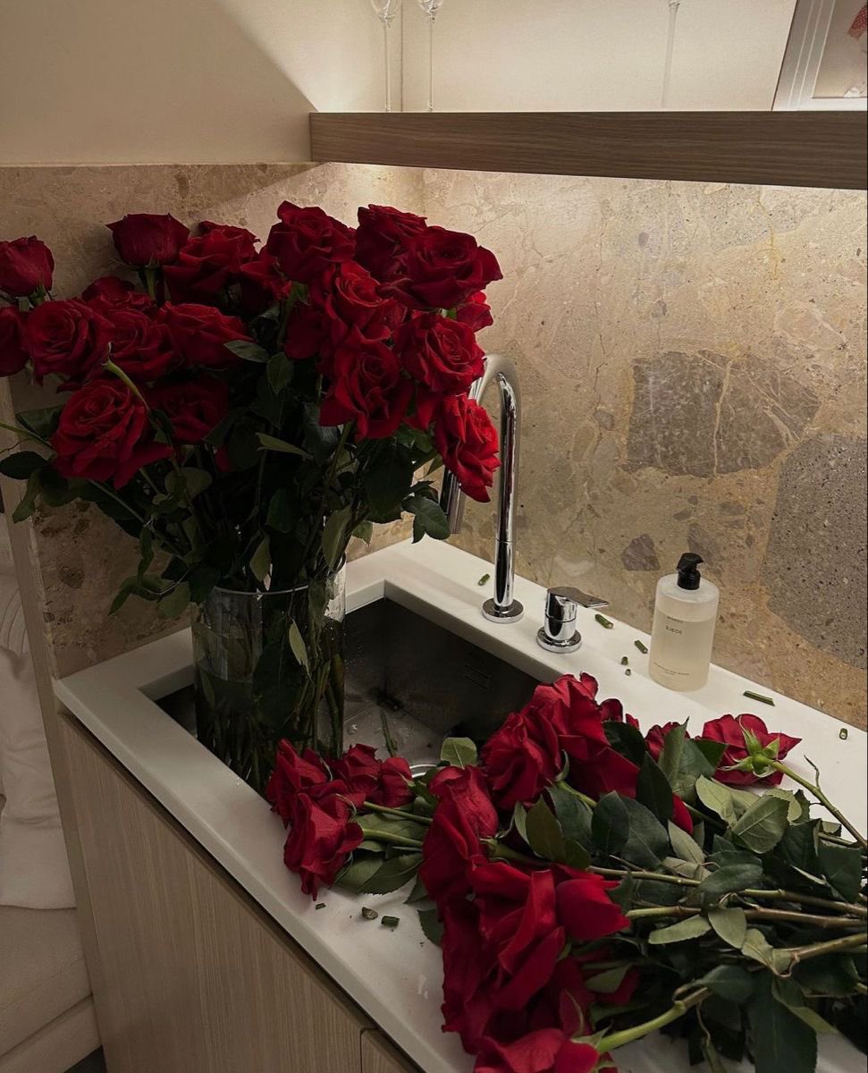 i3Moment's tweet photo. Red roses https://t.co/s8XjD4yNG4