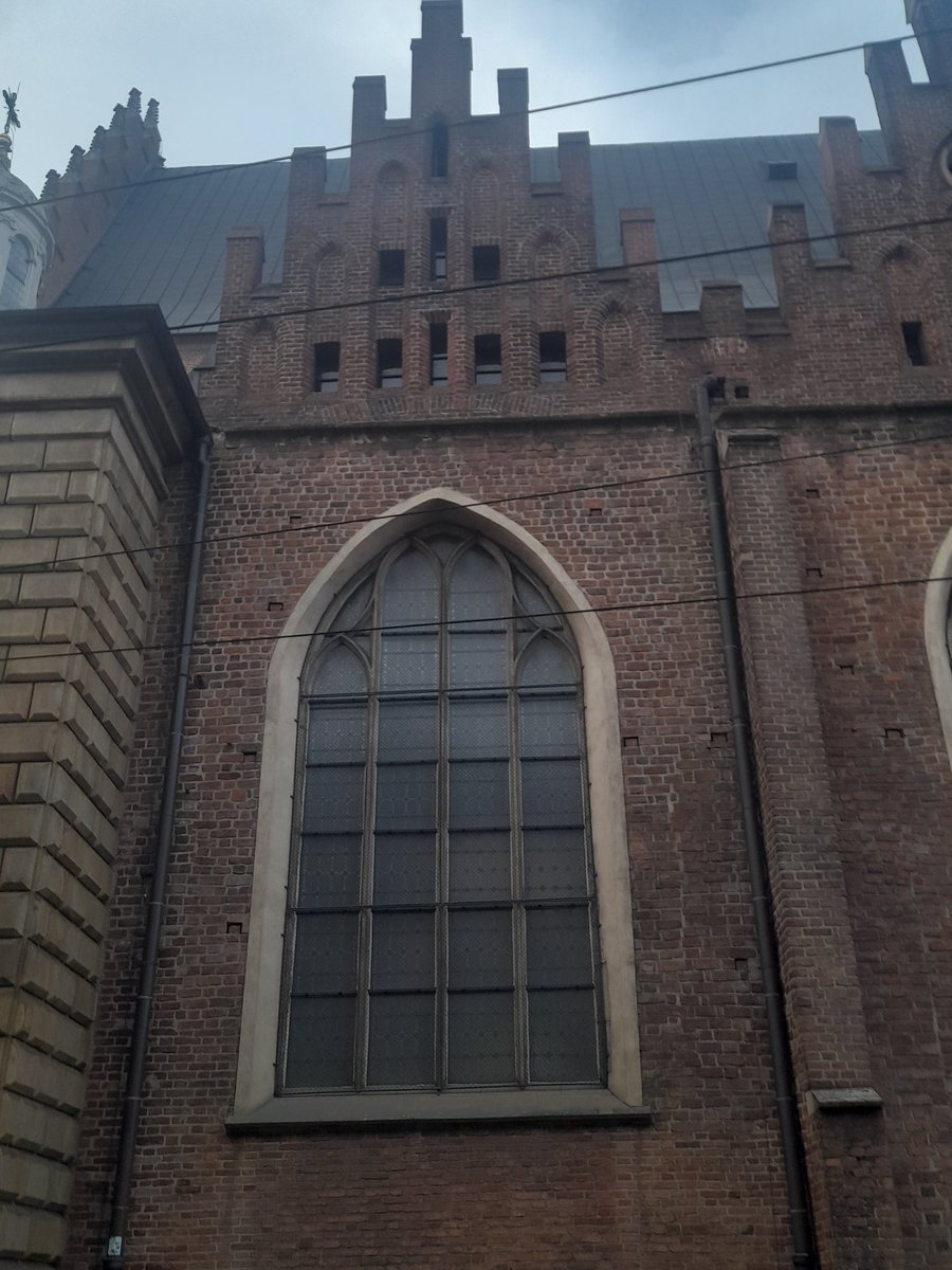 moonchild_ct_'s tweet photo. Плюси вивчати історію архітектури,в моєму випадку польської, час від часу замість звичайних викладів в аудиторії, нас будуть водити по...в основному костьолам*?* і базилікам. Може зводять ще як мінімум в один замок, хд
І сьогодні був один з таких викладів;) https://t.co/AfcePtJPwC
