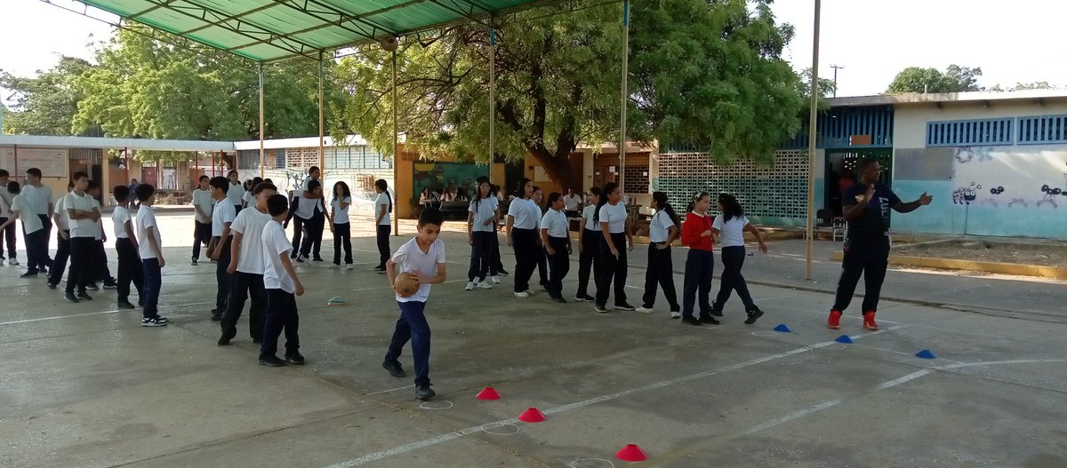 germanbduque's tweet photo. Nuestro trabajo vamos poco a poco en complejo Educativo Bicentenario Batalla de Carabobo https://t.co/K6pWhwkTsK