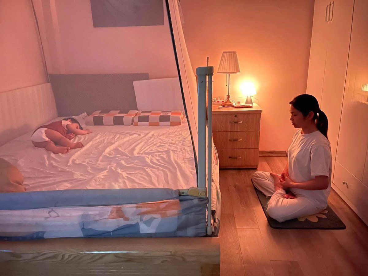 Aprovechando el tiempo que el bebé duerme para practicar la meditación que ayuda a la paz interior y mejorar la salud. #FalunDafaEsBueno 💛 🪷 💙