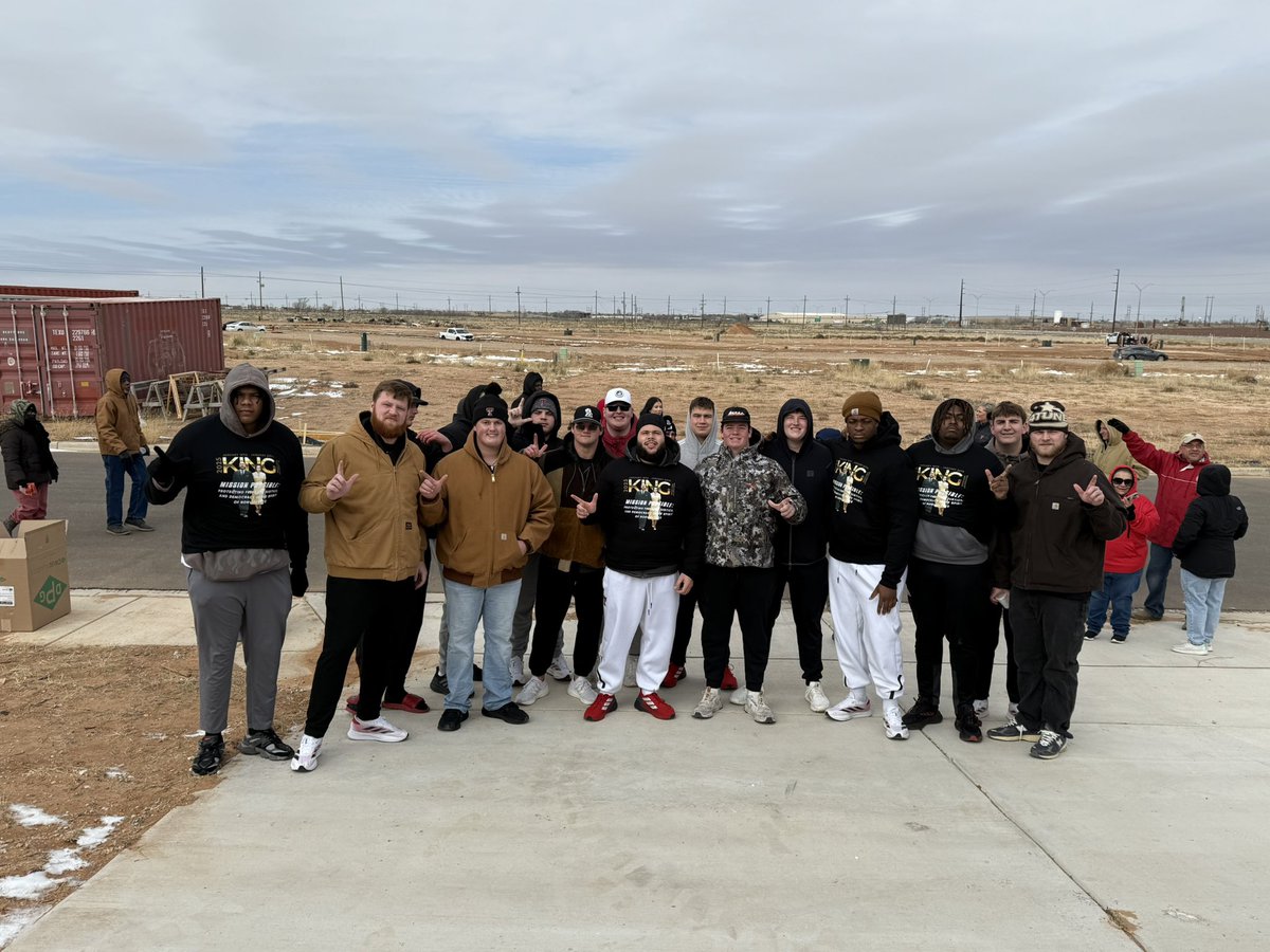 Ellis Davis (@ellisdav1s) on Twitter photo Had a great time doing some construction work with the fellas. Thank you <a href="/MatadorClubOrg/">The Matador Club</a> for this opportunity! Had a great time doing some construction work with the fellas. Thank you <a href="/MatadorClubOrg/">The Matador Club</a> for this opportunity!