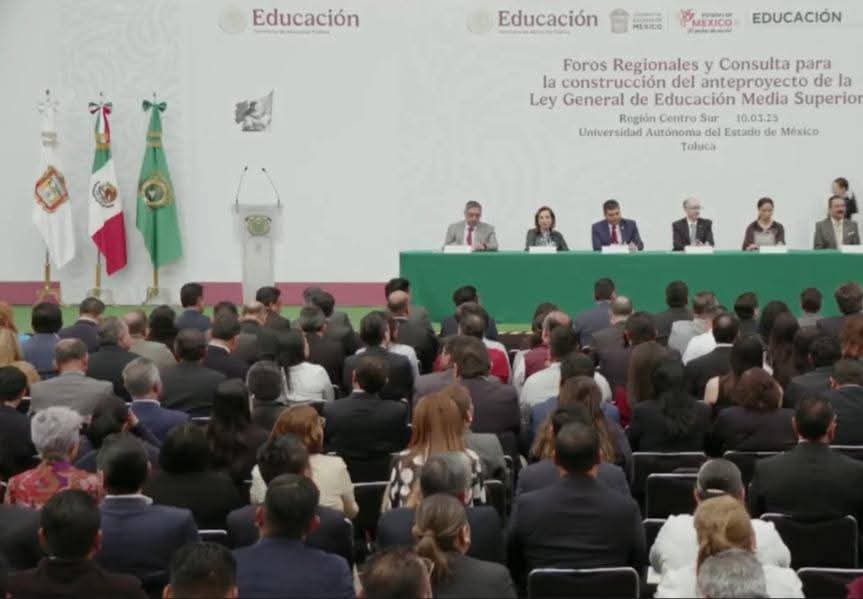 El titular de la Dirección de Bachillerato General Estado de México. M. en D. Juan Manuel Galicia Bonifacio presente en el 5to. Foro Regional y de Consulta para la construcción del anteproyecto de la Ley General de #EducaciónMediaSuperior, región Centro-Sur. <a href="/delfinagomeza/">Delfina Gómez A.</a>