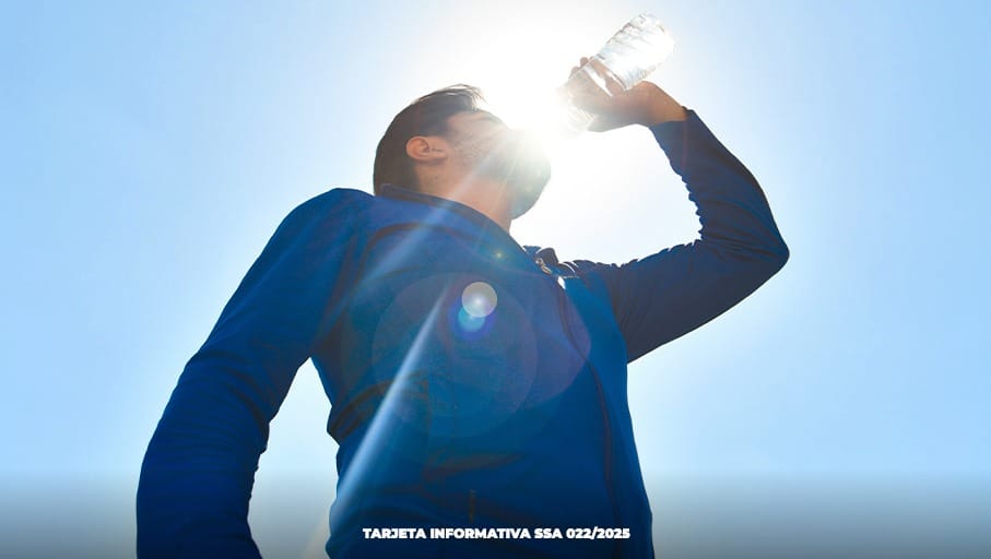 laredcincoradio's tweet photo. ☀🥤 || ¡Prevención ante el calor! Autoridades recomiendan ropa ligera, sombrero y gafas, además de hidratarse con 2L de agua al día para evitar golpes de calor y enfermedades diarreicas. #CuidateDelCalor #SaludPública #Hidratación https://t.co/7QO40DulFm