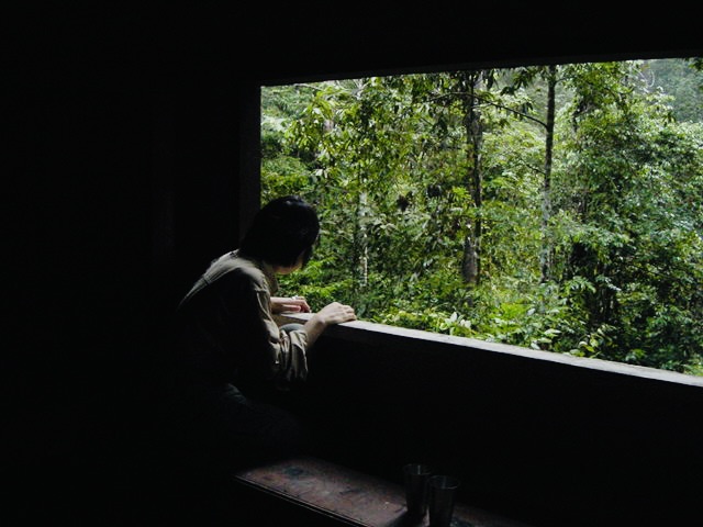 lwnish's tweet photo. 「サウンドバム｜遠野」のツイートをすこしつづけます。どんな人が集まるかな。まず「フィールドレコーディングに興味がある」「試しにやってみたい」人には素敵な機会になると思う。既にやっていて「もうすこし学びたい」人にも。川崎義博さんが一緒なので。

「耳がひらく」とはどんな体験なのか。彼と出会って、一緒に旅をして、森を歩いたり街を歩いてきた時間の中で、ひらいているつもりでいた耳が（実際耳は「目」のようには閉じれない）なかば眠っているような状態でいたことを私は体験的に知ったのだけど、あれだけ音楽を聴きながらこの耳でなにをしていたんだろう？と思った。20数年前のことです。

写真家や画家と風景の中を歩くと、彼らが「見て」いるものが違うことがよくわかる。一緒に時間をすごすだけで影響があるのだけど、「耳をひらく」きっかけとして「レコーディング」が機能するのも面白い。たとえば「スケッチ旅行なんて高齢者の趣味だろ」と思う人がいるかもしれないけど、知覚するチャンネルを少し変えてみるとウワッと広がるものがあるのです。必ず。

サウンドバム｜遠野 クイーンズメドウ編　w/川崎義博
https://t.co/EUyR97FkWx