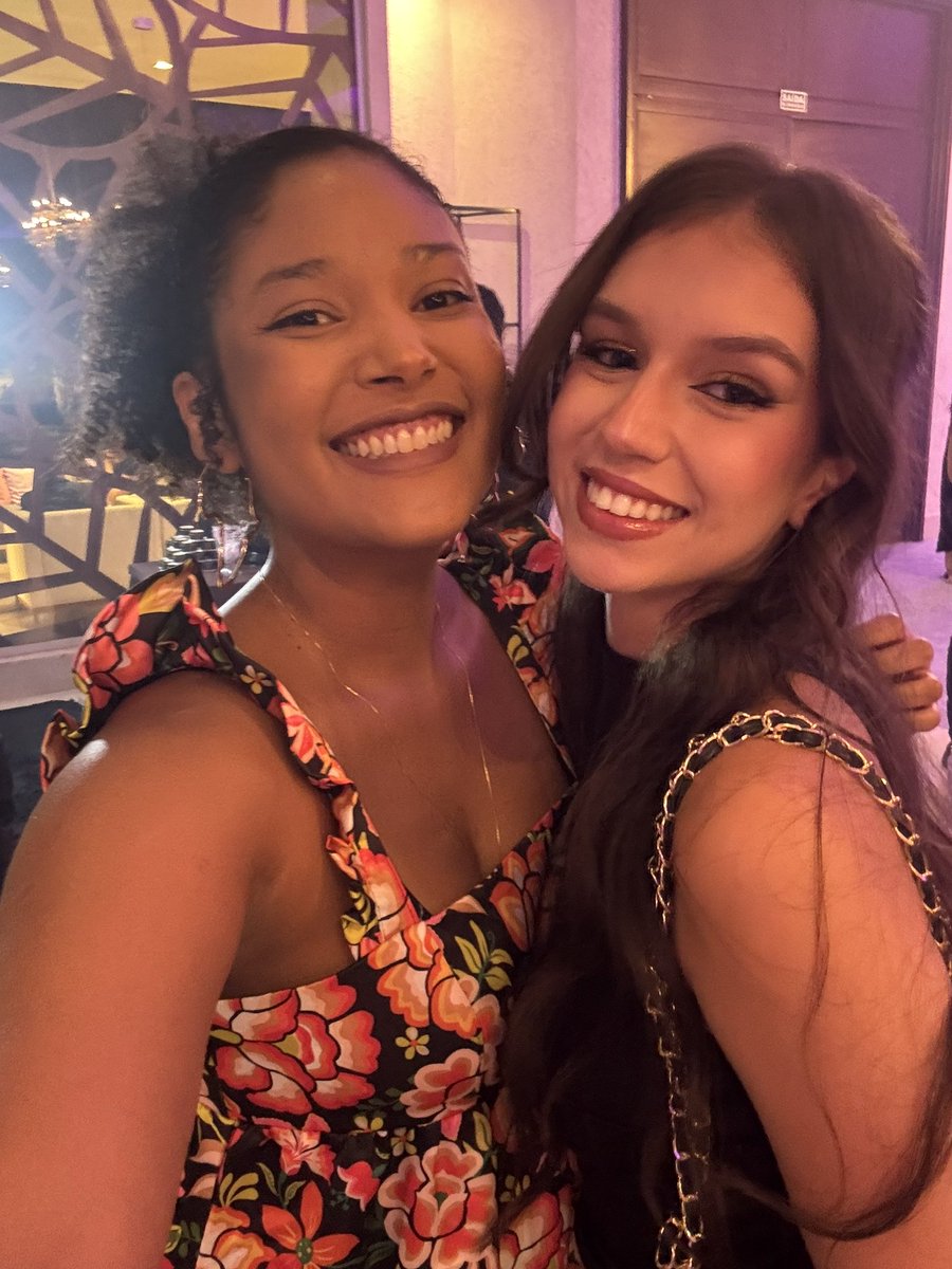 Voltei para dizer que uma ex-aluna me convidou para sua festa de 15 anos e lá eu reencontrei a maravilhosa que me levava lanchinhos sem lactose. Eu também pude agradecer pessoalmente, com um abraço, à mãe dela pelo cuidado e carinho 🥹🫶🏾