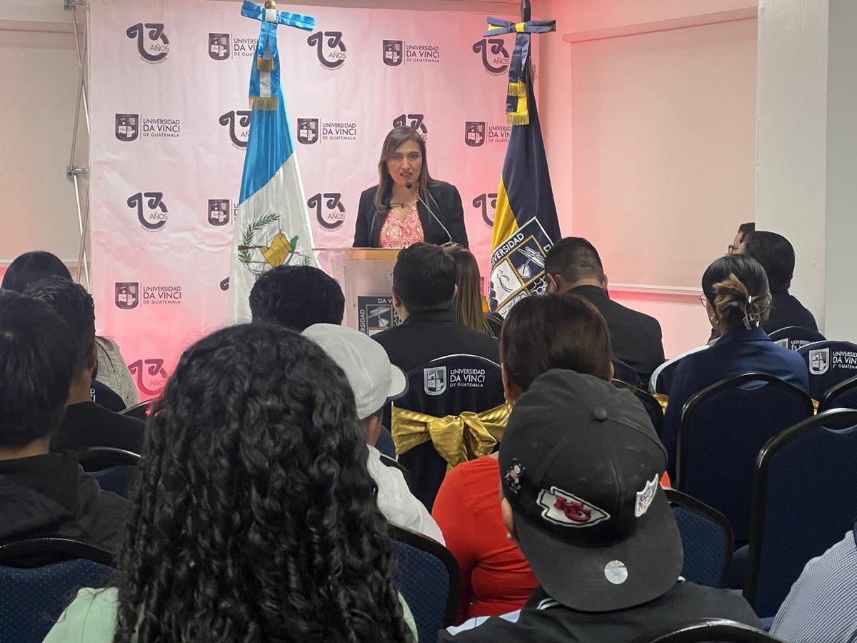 📢 En este momento, la Dra. Claudia Paredes Castañeda está impartiendo la Lección Inaugural 2025 en la Facultad de Ciencias Jurídicas, Criminológicas y Criminalísticas de la UDV abordando “La importancia de la Corte Suprema de Justicia en el Derecho”. 🌐