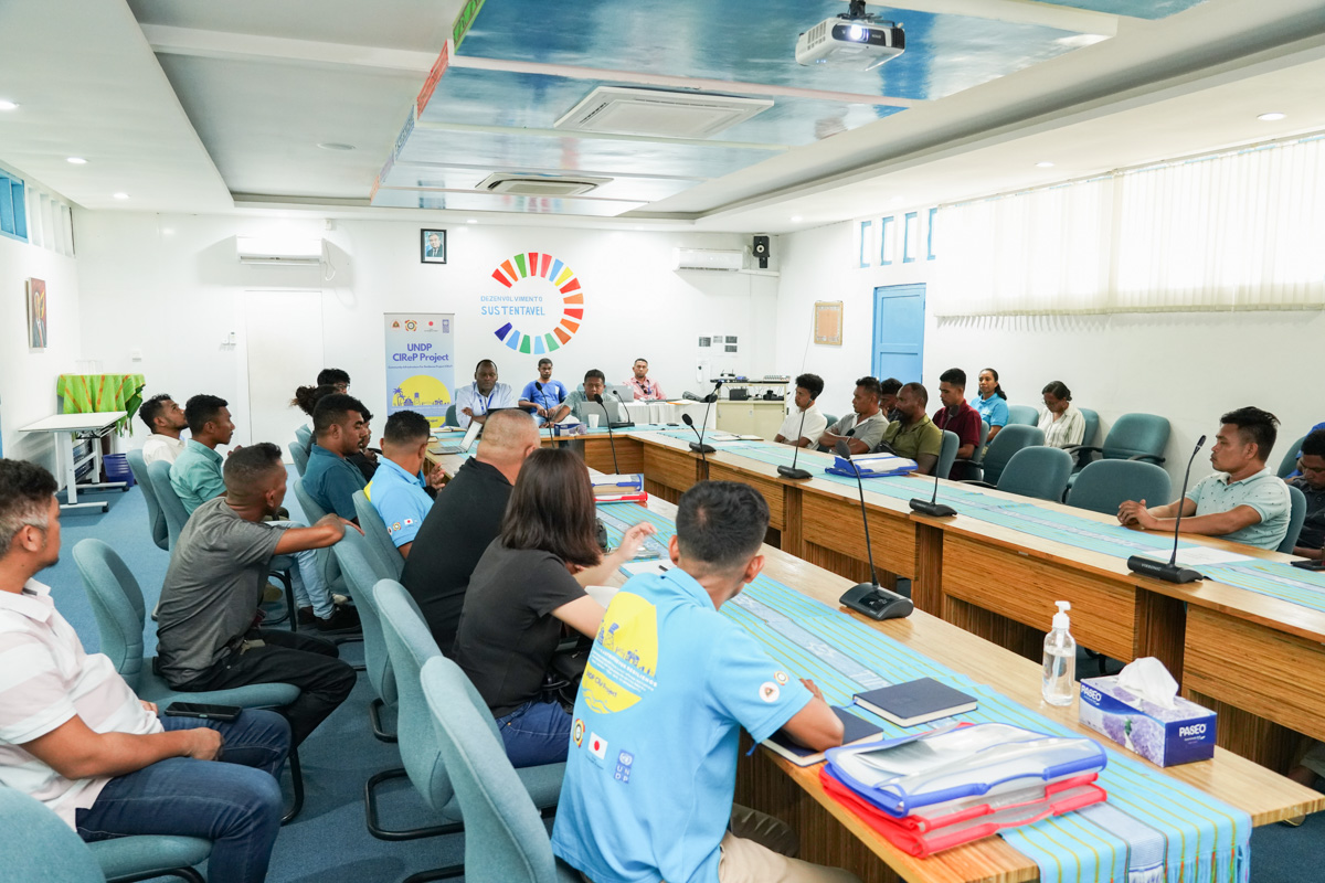 UNDPTimorLeste's tweet photo. On Feb 28, UNDP #CIREP held an info session with 4 contractors for new community infrastructures &amp; #CashForWork in Ermera, Bobonaro, Liquiça &amp; RAEOA! 👷‍♀️. 1,100+ locals (50% women) will gain skills &amp; jobs! ✅ Safety, inclusivity &amp; impact at the core. #UNDP #Resilience 💪 https://t.co/6FXBU82O91