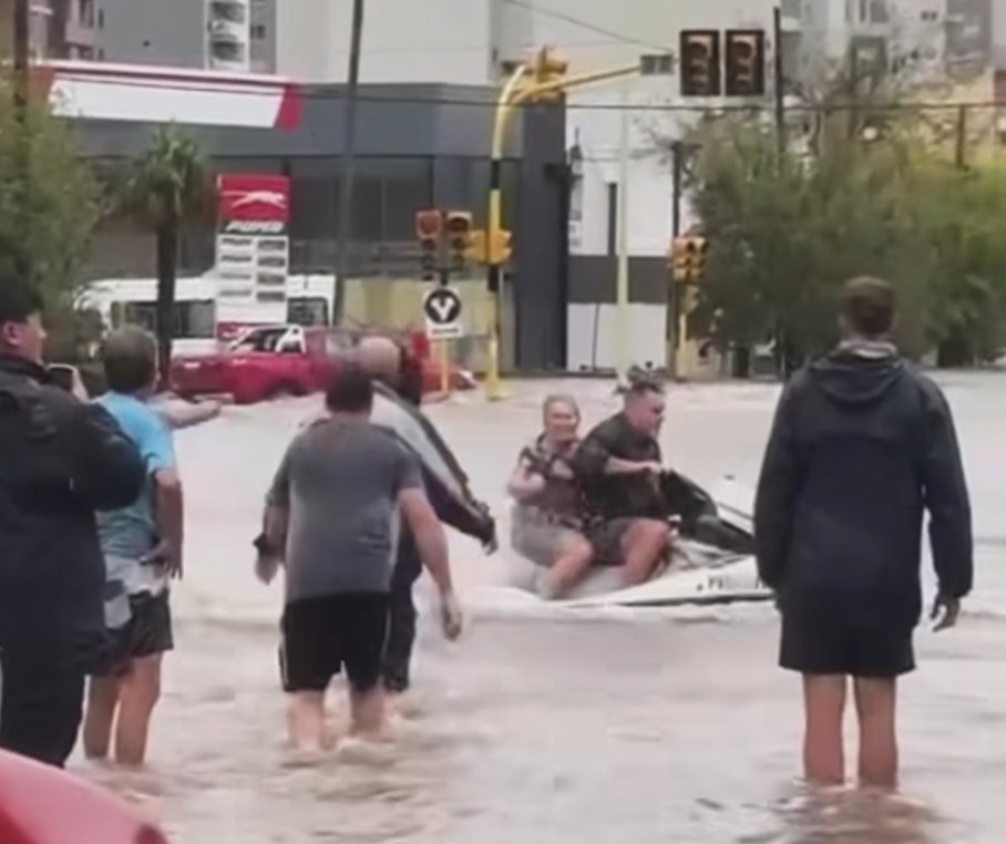 Un chico que tenía una panadería (perdió todo) con su moto de agua rescató a más de 80 personas. Esa gente merece todo