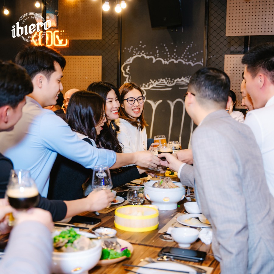 ibierocraftbeer's tweet photo. HẾT GIỜ LÀM – TỚI GIỜ CHILL! 📷📷
Đừng để deadline níu chân! Tan làm là phải quẩy, xả stress ngay thôi 📷
Sau giờ làm đừng vội về nhà, đặt bàn ngay để tận hưởng những phút giây bung xõa cùng hội anh em! 📷📷
#ibiero #beerclub #ibiero #biathucong #timecity https://t.co/BWh8ozodWq