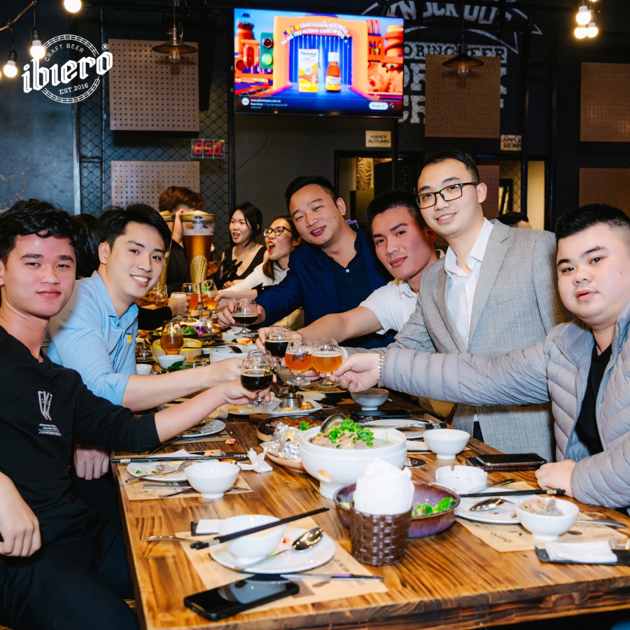 ibierocraftbeer's tweet photo. HẾT GIỜ LÀM – TỚI GIỜ CHILL! 📷📷
Đừng để deadline níu chân! Tan làm là phải quẩy, xả stress ngay thôi 📷
Sau giờ làm đừng vội về nhà, đặt bàn ngay để tận hưởng những phút giây bung xõa cùng hội anh em! 📷📷
#ibiero #beerclub #ibiero #biathucong #timecity https://t.co/BWh8ozodWq
