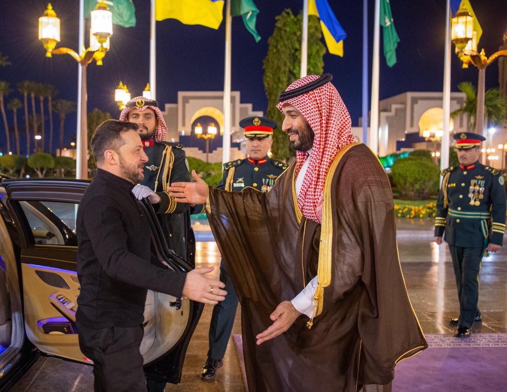 far8th1's tweet photo. يوم شاف انك ذرى و الريح تعصف فيه جاك
يدري انك لـ الدخيل اليا فتحت إيدك ( ذرى )

كل سادات الدول من تحت مشلحك وْ وراك
بين من جرحه جديد .. و بين من جرحه برى

و الله ان الارض هذي يوم تستمطر .. خِطاك
( تدري انك ما تُباع .... و صعب جداً تُشترى )

و كل من حاول يطالك و انت عالي مستواك
( ما لقا لك مدخل .. و قبل إتلفت به .. جرى )