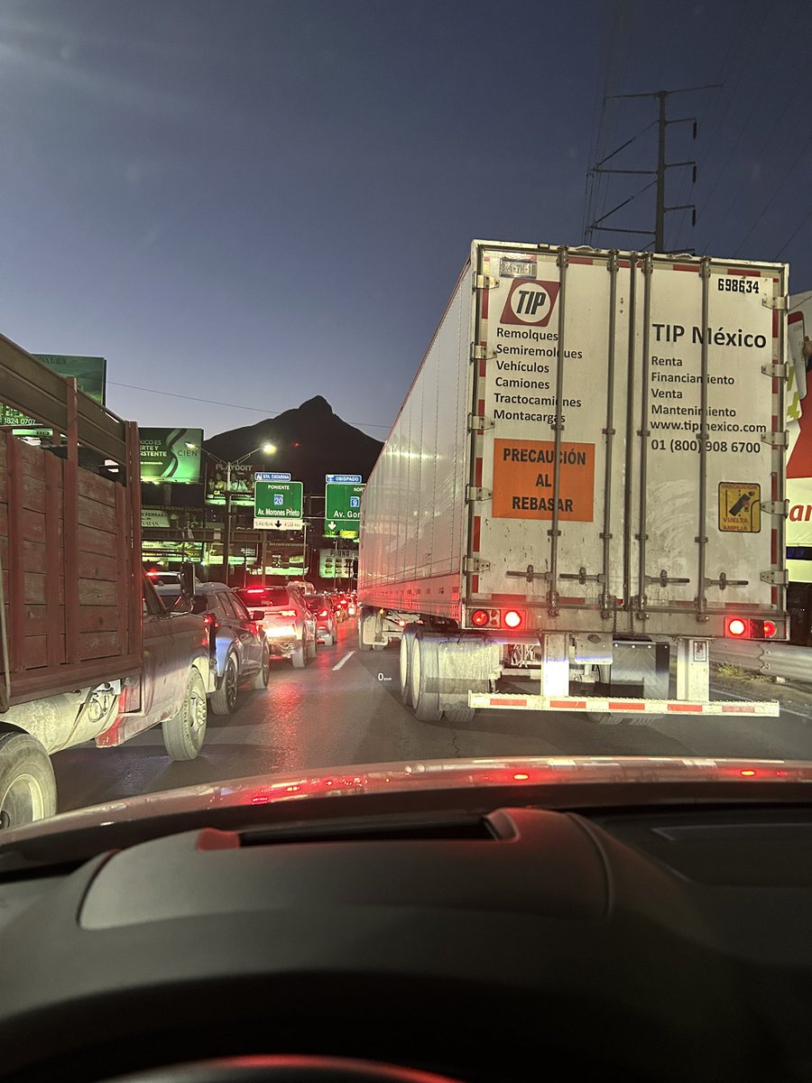 ross_runrai's tweet photo. Porque permiten circular un tráiler en plena hora pico bajando por la Diana #SanPedro #Monterry @Cicmty https://t.co/WtmgaQKxEF