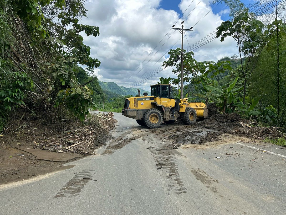#Manabí I Trabajos de limpieza y desalojo de deslizamientos a causa de la época invernal en la vía (E30) San Placido - San Sebastián, sector cerro Mancha Grande, km 38.