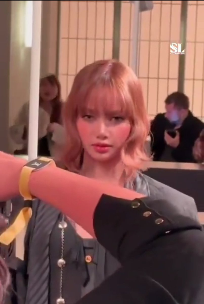 แม่ๆดันเทรนไปจนกว่าจะครบ 24 ชม.นะ เอาให้แตะล้าน มาช่วยกันค่ะ และก็ระหว่างนี้สตรีมเพลงไปด้วยเน้อ เราจะเก็บทุกหน้ากระดาน งานหลวงอย่าให้ขาด งานราษฏ์อย่าได้เว้น

LV QUEEN LISA AT PFW 
#LISAxLVFW25 
#LISAxLouisVuitton 
#LVFW25