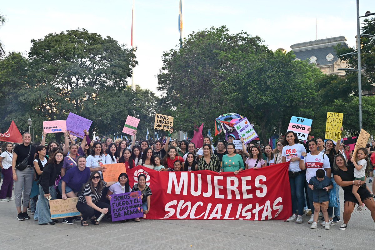 giselmahmud's tweet photo. #8M Hoy marchamos! 

Por vos.
Por todas.
Por las que no están.
Por nuestras hijas.
Por nuestros derechos.
Porque no retrocedemos!
Marchamos porque nos siguen matando.
Porque queremos que nuestras voces valgan!
Porque estamos hartas. https://t.co/ZoDToZ6fBq