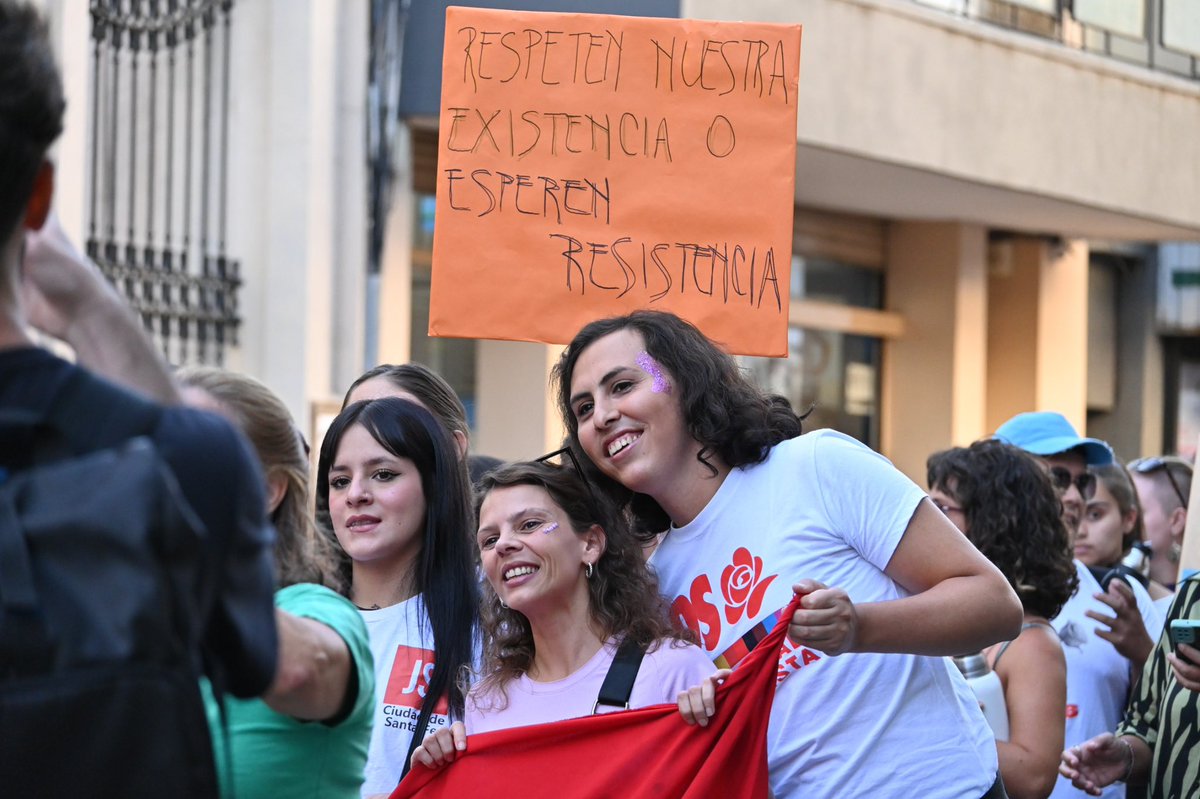 giselmahmud's tweet photo. #8M Hoy marchamos! 

Por vos.
Por todas.
Por las que no están.
Por nuestras hijas.
Por nuestros derechos.
Porque no retrocedemos!
Marchamos porque nos siguen matando.
Porque queremos que nuestras voces valgan!
Porque estamos hartas. https://t.co/ZoDToZ6fBq