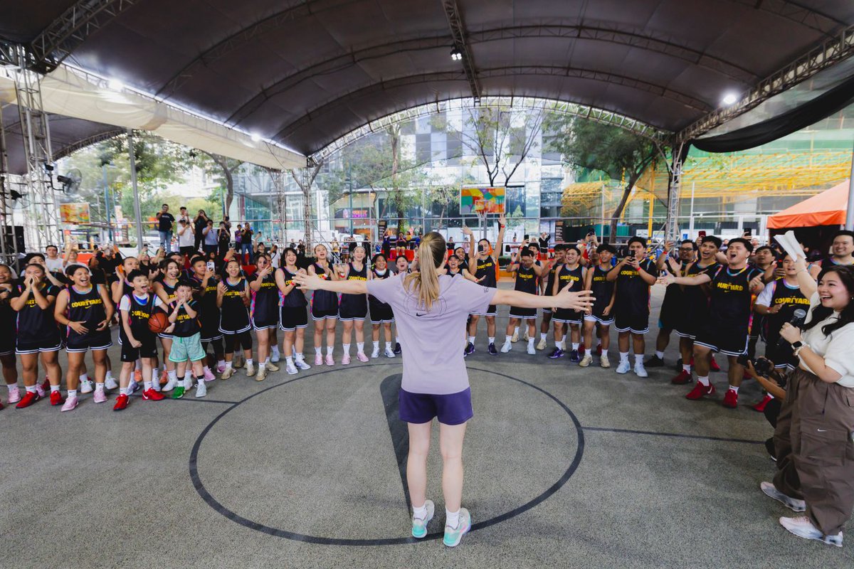 tiebreakertimes's tweet photo. Sabrina Ionescu feels the love in return to the Philippines, by @jonashdcd 

#ReadMore 👉 https://t.co/nK0XpuE3di

#SabrinaAsiaTour https://t.co/QXktzTnC2V