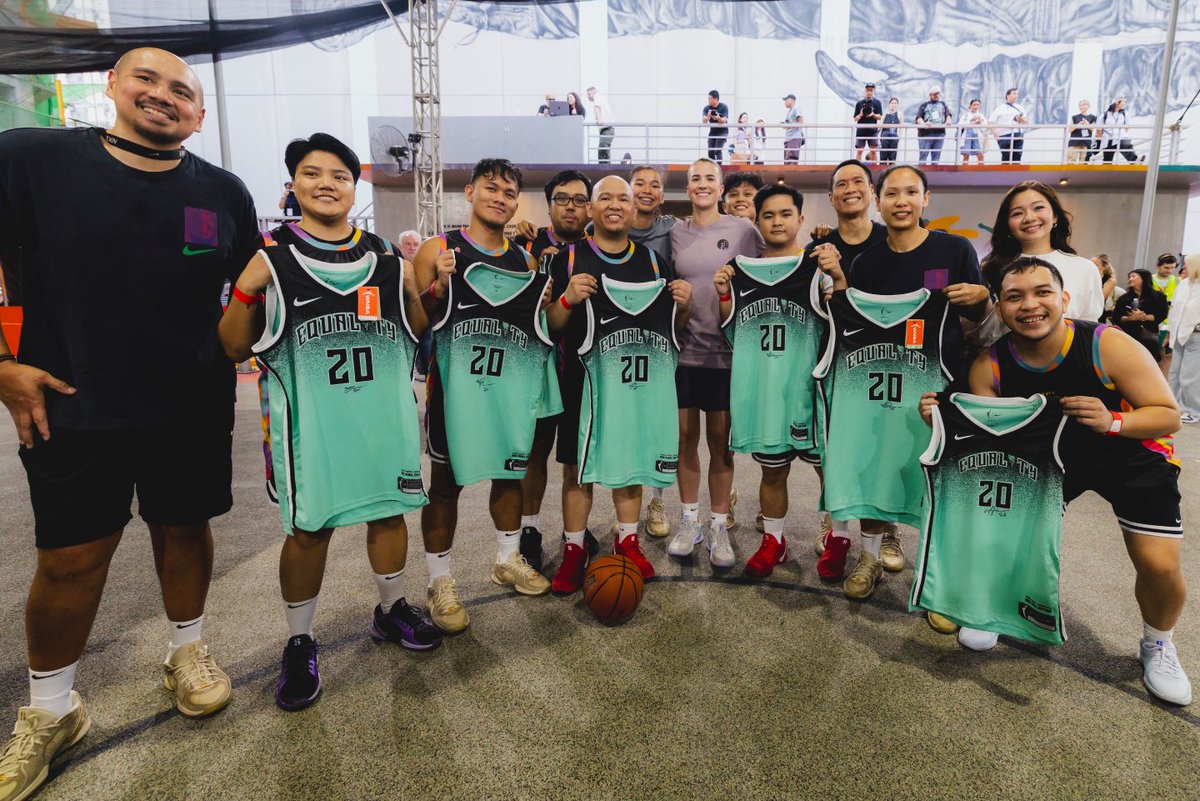 tiebreakertimes's tweet photo. Sabrina Ionescu feels the love in return to the Philippines, by @jonashdcd 

#ReadMore 👉 https://t.co/nK0XpuE3di

#SabrinaAsiaTour https://t.co/QXktzTnC2V