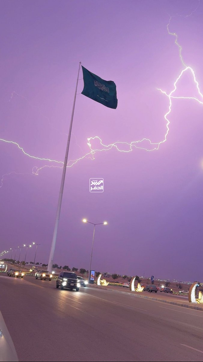 hfr_city1's tweet photo. اليوم.. 

المملكة تحتفي بـ #يوم_العلم راية العز التي لا تنكس أبدا
وهو يوم يفخر فيه كل مواطن براية العز التي خفقت عبر التاريخ رمزًا للوحدة والقوة والإيمان. 

#ترند_الحفر https://t.co/VSsLhXtwWC