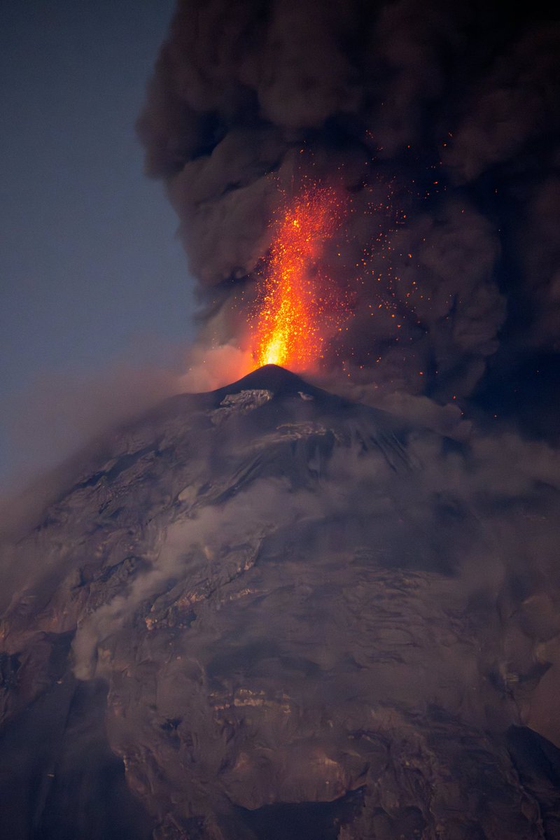Fue extrañable verlo así. Dirán que estoy loco, pero es impresionante e imponente verlo en ese modo.
Volcán de Fuego
10 de marzo
#Guatemala