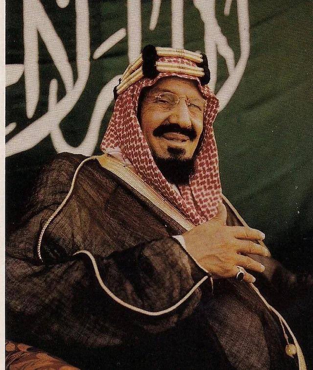 #يوم_العلم في 11 مارس 1937 (27 ذو الحجة 1355هـ) أقر الملك عبد العزيز -طيب الله ثراه- شكل العلم الذي نراه الآن مرفرفاً في سماء المملكة.