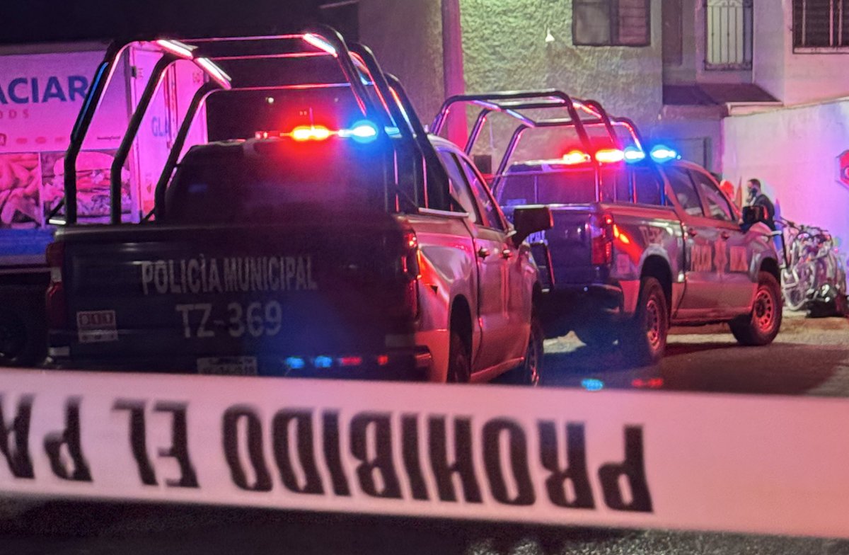 Se repite la historia una mujer de 27 años, con 4 meses de embarazo fue asesinada junto su hija de 8 años, ambas fueron degolladas en su domicilio en la colonia Villas de la Hacienda en Tlajomulco de Zúñiga. Sospechoso la pareja sentimental de la mujer con quien había peleado.