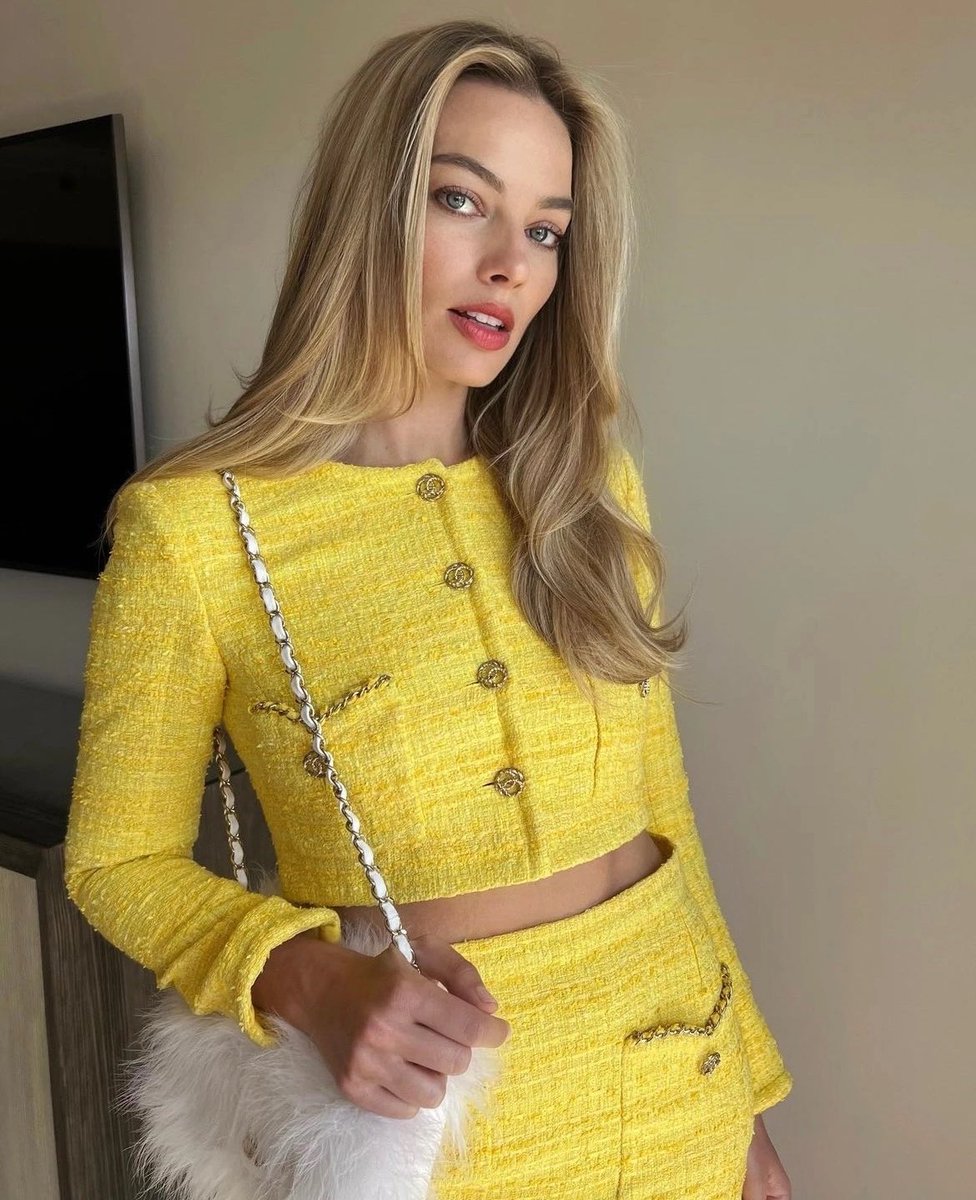 HeyMsRossi's tweet image. As if.