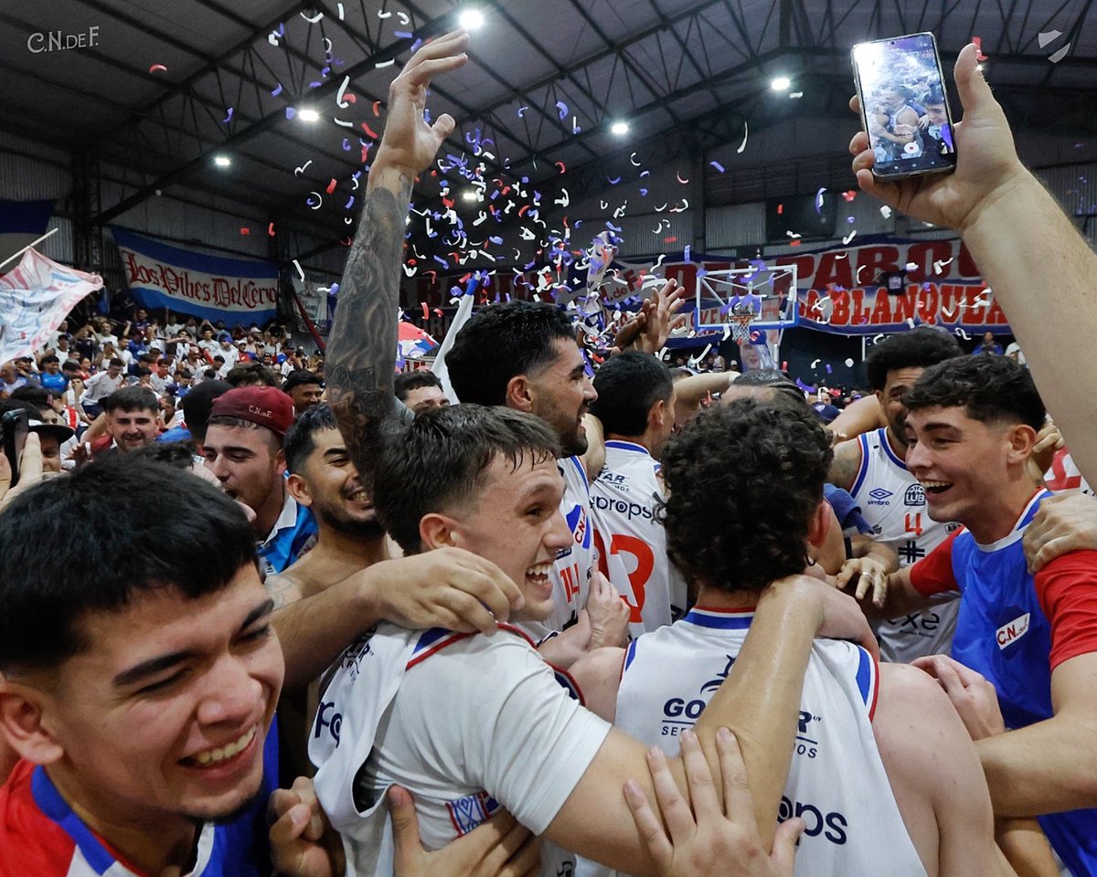 CNdeFbasketball's tweet image. Los pibes están felices (una vez más 😅)

#MismoEscudoMismaPasión