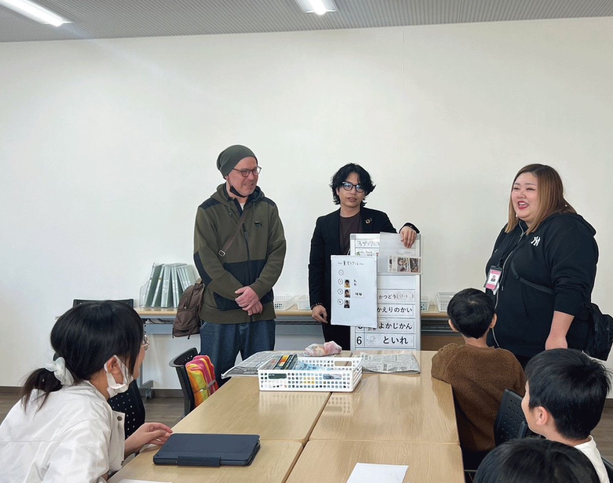 ofa_ka_fu's tweet photo. 福祉事業部・放課後等デイサービスIARTに、ドイツからのご見学者がいらっしゃいました！
子どもたちに英語でお話をしてくださり、みんな大喜び🥰🌟

現在、人材不足が進む中で「子どもたちと関わりながら元気をもらいたい！」という想いを持ってご来訪いただき、とても嬉しく思います😊 https://t.co/NWBZLNc9bj