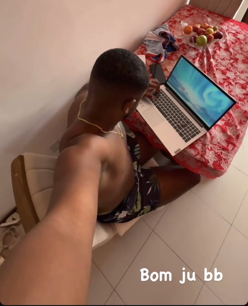 sabbtt's tweet photo. Amo aquela música la belle de Bom Ju 🎵 https://t.co/jCmrK81gbP
