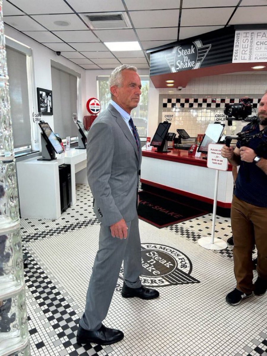 MAGAVoice's tweet image. BREAKING 🚨 Robert F. Kennedy Jr. visits Steak ’n Shake after they said their fries are cooked in 100% all-natural beef tallow

MAKE AMERICA GREAT AGAIN 🇺🇸 

I ABSOLUTELY VOTED FOR THIS