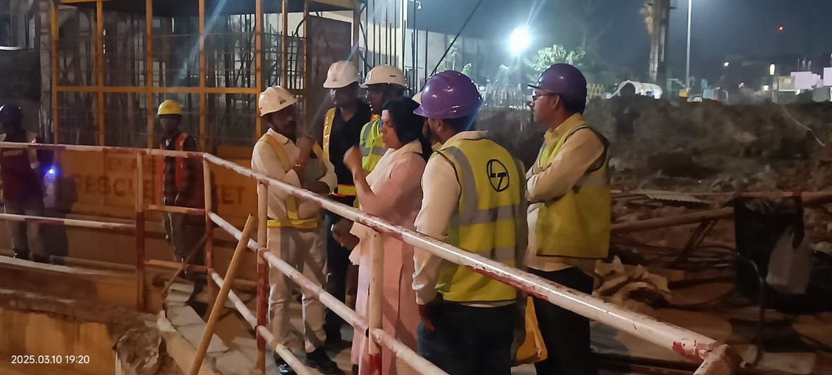 PMRCLofficial's tweet photo. When leadership meets dedication, transformation happens🚆⭐️
Mrs. Varsha Singh (Addl. Secy. UDHD) personally reviewed the progress of Moinul Haq Metro station during a late -night site visit, ensuring the project stay on track.#Pmrcl #hardwork #development #udhd https://t.co/Q8OT0ddVvI