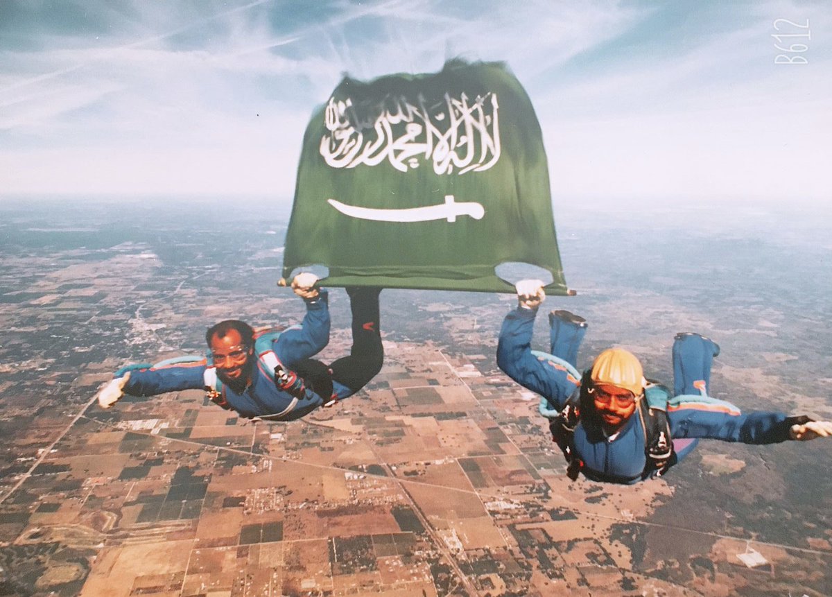 alswilim1's tweet photo. #لنرفع_العلم تحتفل مملكتنا الحبيبة ب #يوم_العلم اليوم 11 مارس 2025 .رفع راية التوحيد شرف عظيم لا يضاهيه اي شرف.فيه اعتزاز بوطننا الغالي وقادتنا الكرام وبعلمنا ورايتنا ورمز وحدتنا .اطرح الضوء اليوم على اول قفزة مظلية تاريخية مرصودة وموثقة قام بها عدد من المظليين السعوديين منذ ٣٢ عاما ب #العلم_السعودي في سماء #أمريكا تمت في عام 1993 في #ولاية_فلوريدا في مدينة #z_hills .قفزة قام بها #ابراهيم_الصياد و #عامر_البيشي و #صالح_الشمراني و #حنيتب_الزهراني رحمه الله و #هادي_جابر 
@KSAMOFA @Saudi_MT @MOCSaudi @MOISaudiArabia @QOL_2030 @SaudiEmbassyUSA @SaudiMade @media_ksa