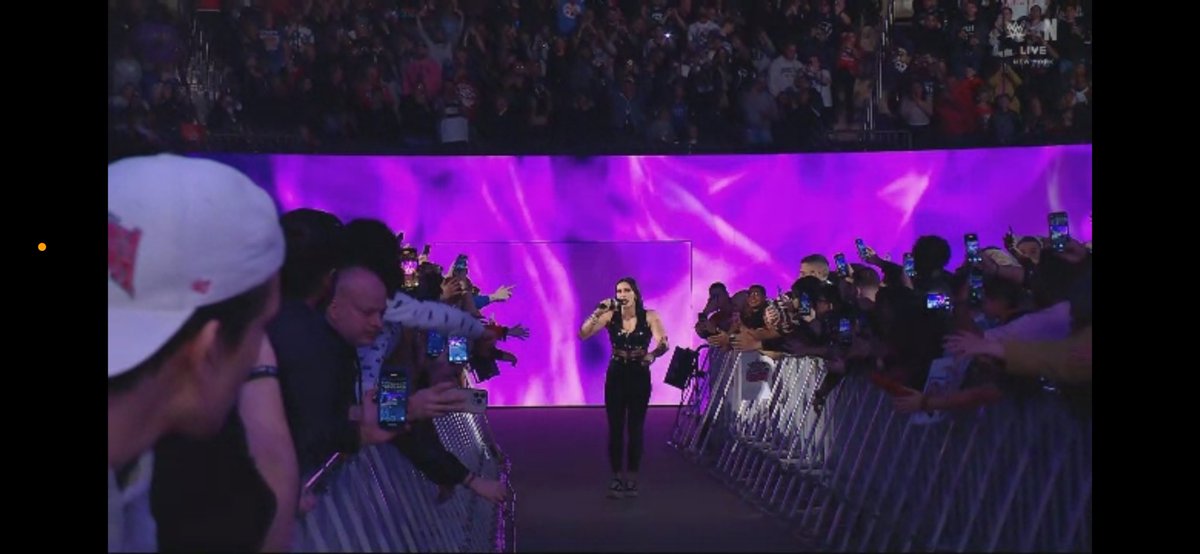 WriterWWEMaven's tweet photo. Rhea is fucking Beetlejuice 
(Credit goes to @hopeinsanityy) 
#WWERaw #RawOnNetflix https://t.co/cocMAfiQHy