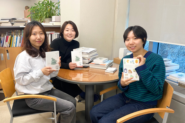 sejongbooks's tweet photo. 유물을 더 특별하게 하는 것은 우리의 시선, 『#유물멍』기획자 인터뷰
*국립중앙박물관 김미소 학예연구관(가운데), 조아영 인턴(왼쪽), 이태연 연구원(오른쪽)
https://t.co/IyUNwUvxeb https://t.co/Uo4GtZt808