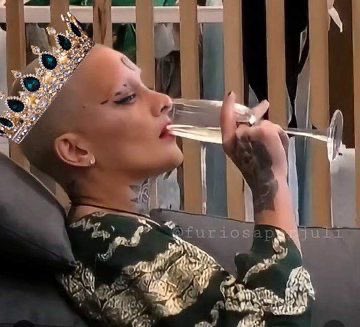 KiariiMJ5's tweet photo. VUELVE LA REINAA CARIÑOOO SOPORTEEEEN #GranHermano https://t.co/pi9cBk6A20