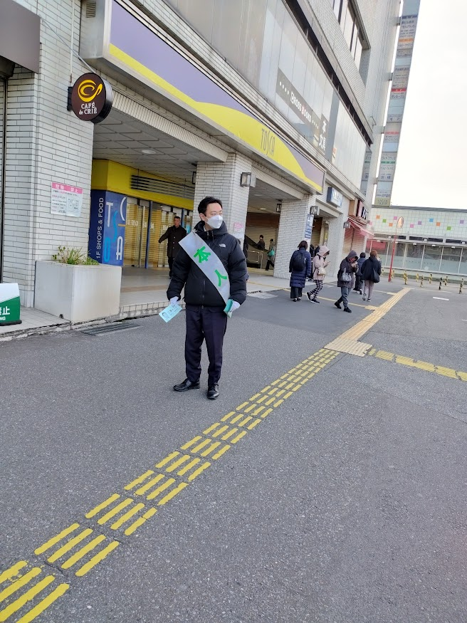 25年3月11日、埼玉16区三角そうた衆議院議員は、せんげん台駅西口で駅頭活動を行いました。昨日は野田代表がいらして春日部駅西口で、金融委員会での活躍や本会議での質問について演説されましたが、今日は通常モードで高額療養費問題などを訴えました。