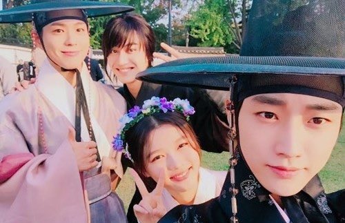 sz_rookie's tweet photo. [단독] 박보검 위해 '구르미' 팀 뭉친다…김유정→진영·곽동연, '더 시즌즈' 출격https://t.co/QELGIIIeWp

배우 김유정, 진영, 곽동연이 이날 오후 예정된 <더 시즌즈-박보검의 칸타빌레> 첫 녹화에 게스트로 참여한다.

ㅁㅊ 구그달팀 청춘MT에 이어서 또 뭉친대.. https://t.co/vc4cvHPtqC