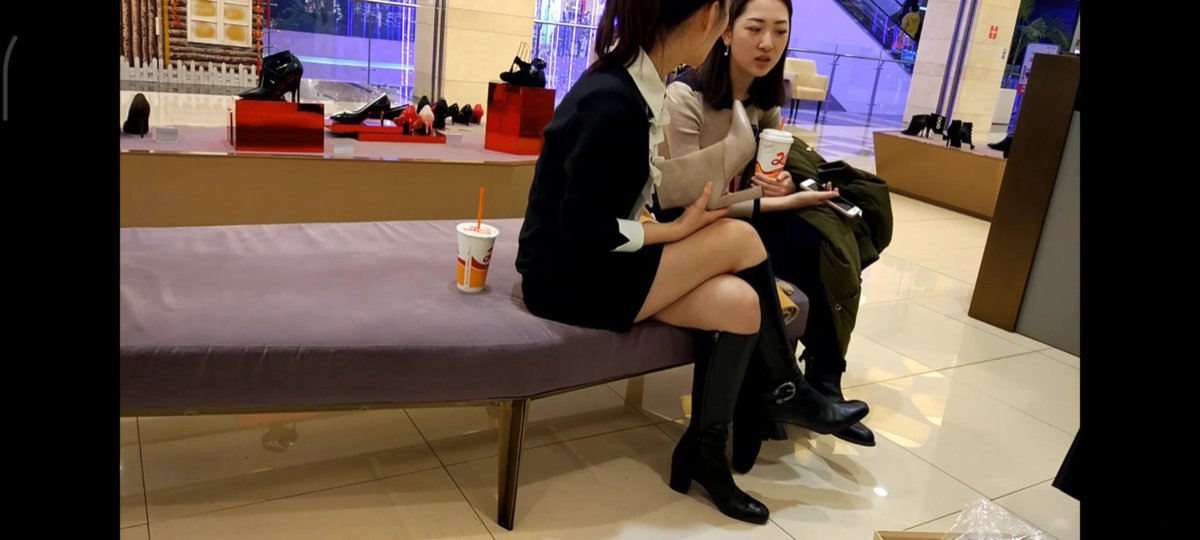 Removeyourboots's tweet photo. 长靴美女鞋店脱靴试鞋视频#长靴#过膝靴#靴子#扫楼打胶#脱靴 https://t.co/klUj9PCZvi