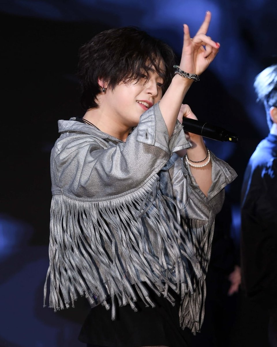 건우 'Nice SHOT'

Gunwoo organizó un showcase para celebrar el lanzamiento de su sencillo debut, «SHOT»  es una canción con un ritmo intenso y una melodía adictiva, y la interpretación y el rap único de Gunwoo son increíbles.

#GUNWOO #건우 #ゴヌ
#SHOT #샷 #SHOT_OUT_NOW
