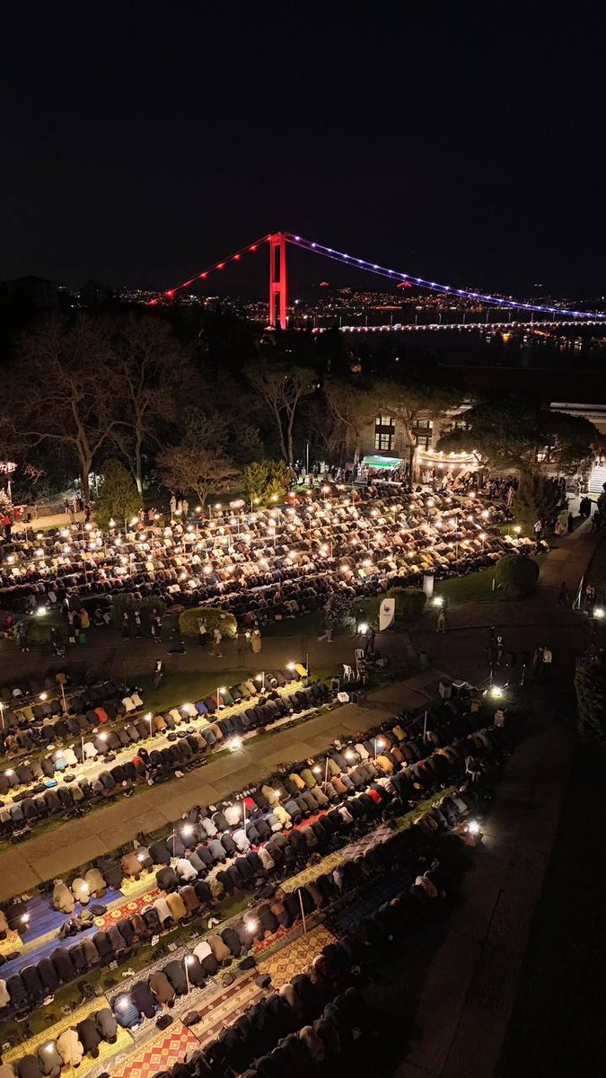 Boğaziçi Üniversitesi Müslümân yiğit öğrencileri biz dimdik ayaktayız mesajı, öğrenciler topluca iftar yapıp yine topluca teravih namazını kıldılar.

Hey MaaşÂLLAH..

Birilerinin rahatsız olması seslerenin çıkması an meselesi bekleyip göreceğiz..