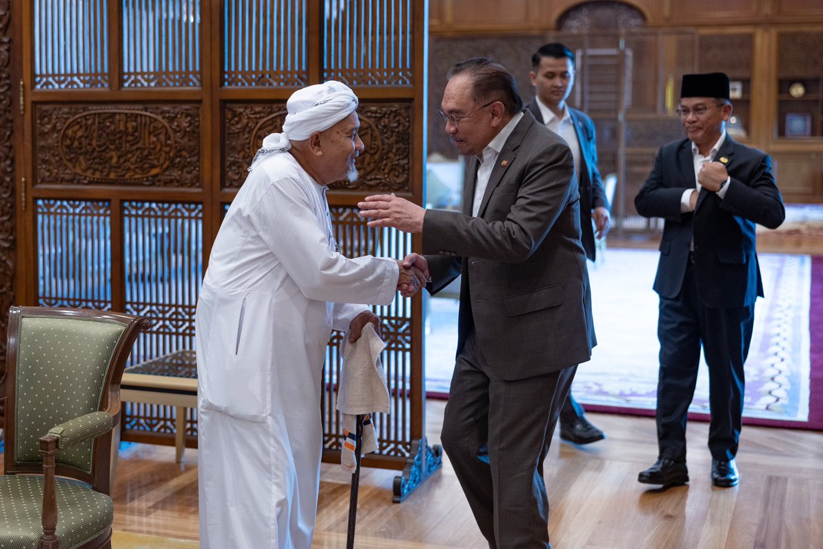 anwaribrahim's tweet image. Pagi tadi saya berbesar hati menerima kunjungan rombongan tuan-tuan guru dan alim ulama dari pondok serta madrasah di Kelantan di Pejabat Perdana Menteri. Jemputan ini saya sampaikan sendiri setelah mereka menghadiri majlis iftar di Masjid Tuanku Mizan Zainal Abidin, Putrajaya…