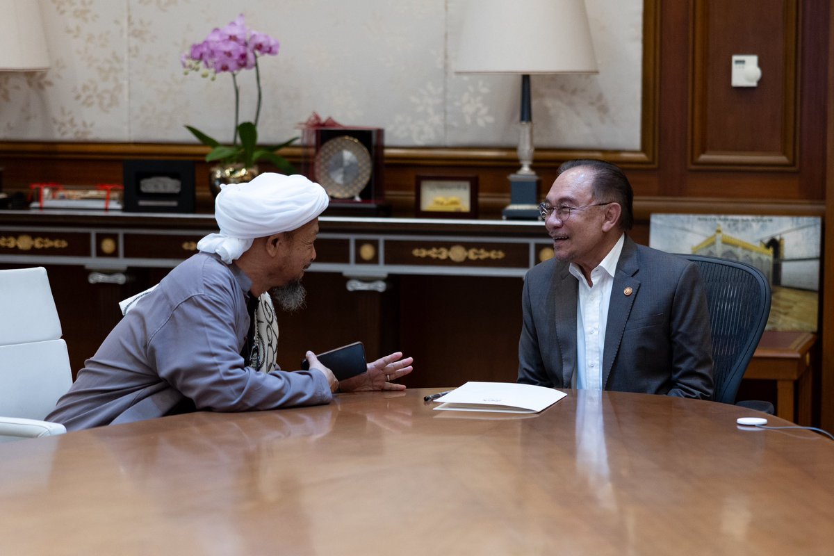 anwaribrahim's tweet image. Pagi tadi saya berbesar hati menerima kunjungan rombongan tuan-tuan guru dan alim ulama dari pondok serta madrasah di Kelantan di Pejabat Perdana Menteri. Jemputan ini saya sampaikan sendiri setelah mereka menghadiri majlis iftar di Masjid Tuanku Mizan Zainal Abidin, Putrajaya…