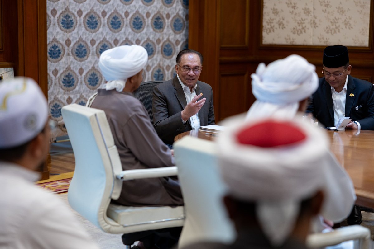 anwaribrahim's tweet image. Pagi tadi saya berbesar hati menerima kunjungan rombongan tuan-tuan guru dan alim ulama dari pondok serta madrasah di Kelantan di Pejabat Perdana Menteri. Jemputan ini saya sampaikan sendiri setelah mereka menghadiri majlis iftar di Masjid Tuanku Mizan Zainal Abidin, Putrajaya…
