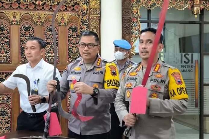 <a href="/PoldaJogja/">Polda D.I. Yogyakarta</a> TIDAK LUCU 👎
.
Sempat viral foto Polisi yang menarasikan korban tewas di Semarang adalah pelaku tawuran.
.
Setelah netizen lakukan penyelidikan, terungkap fakta bahwa kejadian tersebut TIDAK BENAR 
.
Sudah banyak polisi "menggocek" sehingga timbul keresahan di masyarakat.